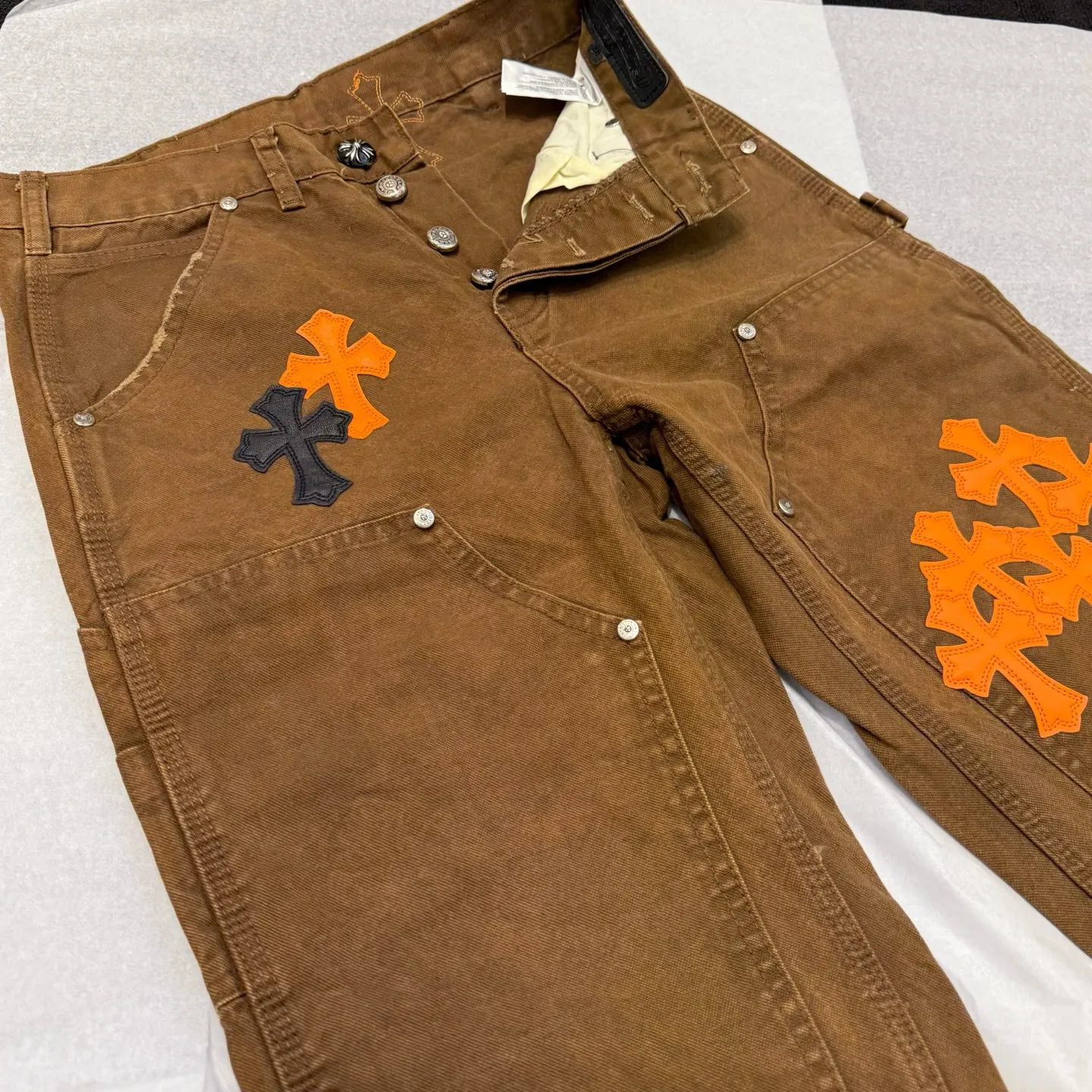 P310 Style number: D375 Chrome Hearts brown logging orange peel overalls. Heavy canvas material, double-layer fabric at the knees, multi-pocket design. Color #logging brown orange peel. Size #28-36 (s m l Waist 85 Hips 110 Length 106 Opening 21.5